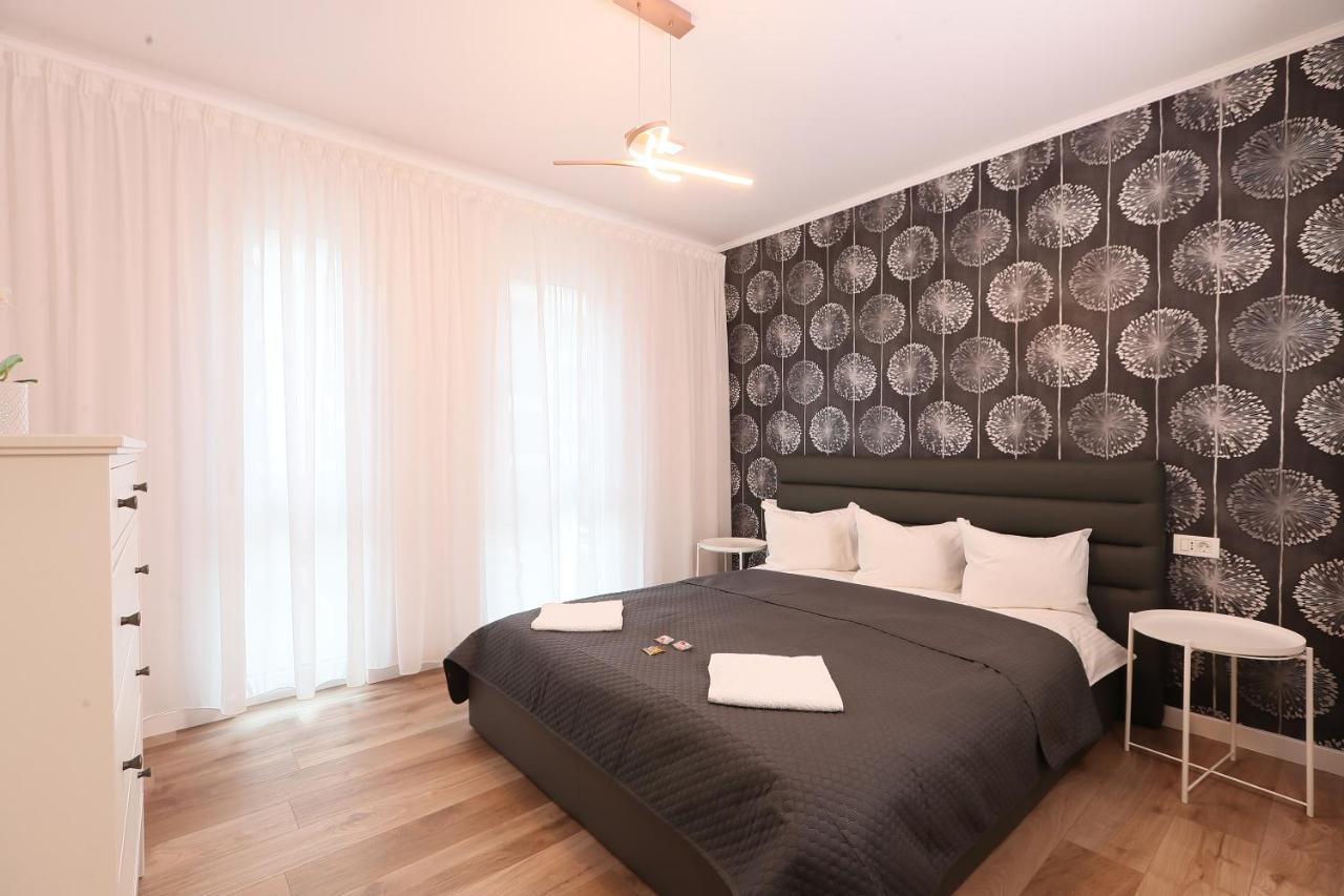 Julia'S Apartment Орадя Екстер'єр фото