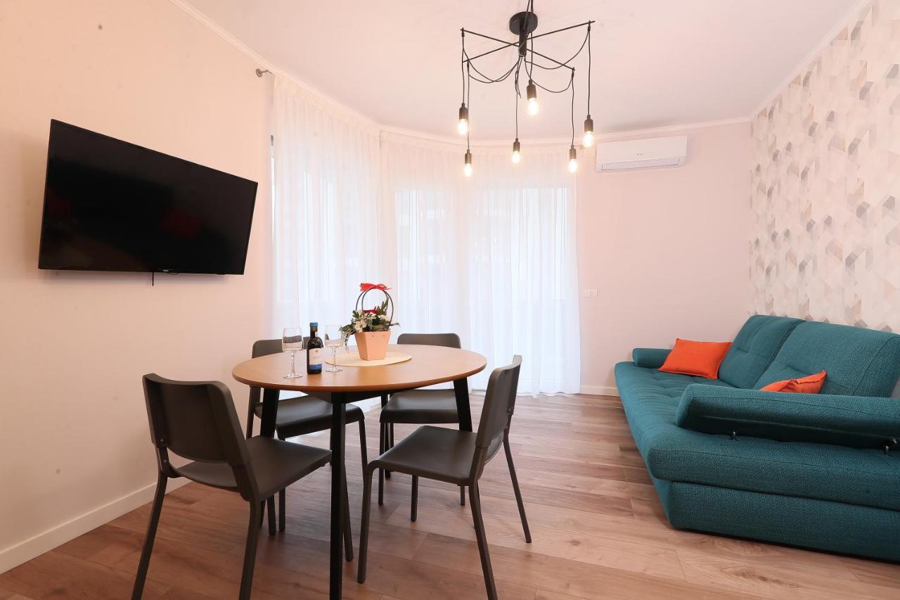 Julia'S Apartment Орадя Екстер'єр фото